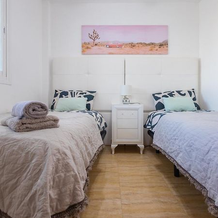Apartment Aguamarina On The Beach Front マラガ エクステリア 写真